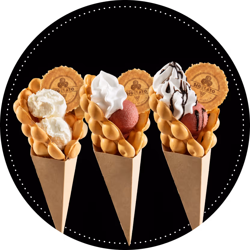 gofry bąbelkowe premium z dwoma gałkami lodów, bitą śmietaną i polewą